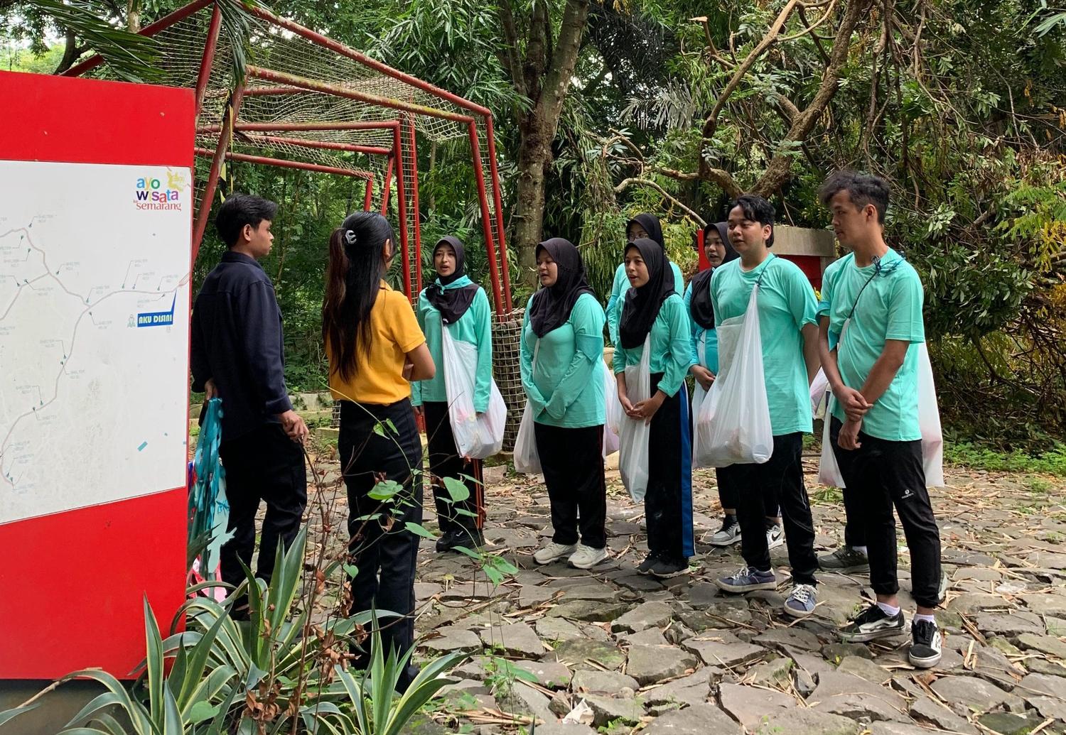 POS 0 Menyanyikan Lagu HYMNE UDINUS dan MARS UDINUS